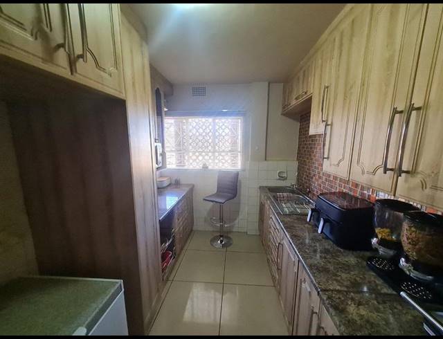2 BEDROOM APARTMENT FOR SALE IN VANDERBIJLPARK CE 2..